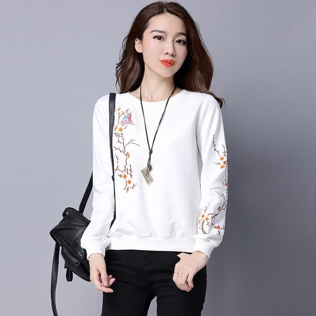 没见过这么心机的：刺绣小衫，搭配小脚裤，美得令男人女人都痴迷