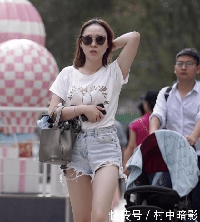 『气质』路人街拍,喇叭裤带着强烈的复古气息,特别凸显女生的气质