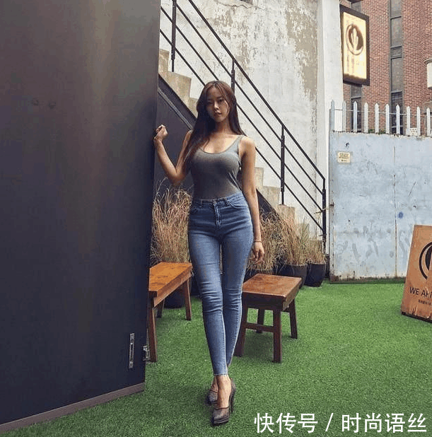蓝色修身牛仔裤美女, 展现优雅气质, 总能那么让人喜欢！