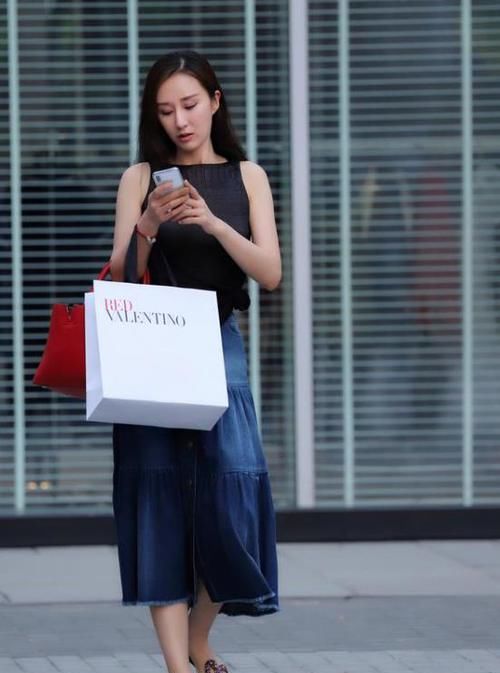  「气质」街拍：身材高挑的美女，一件黑色的连衣裙，时尚达人气质