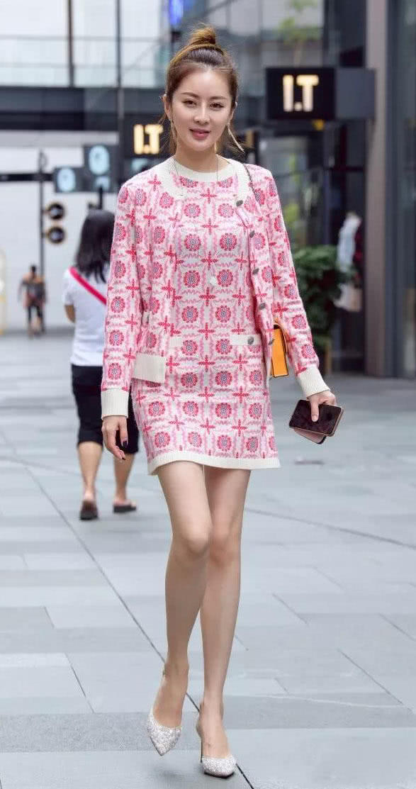 气质小姐姐下身消失笑起来很羞涩，筷子腿赚足眼球，因为多看了一