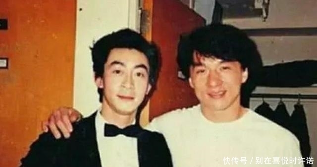  老照片@明星罕见老照片发哥抱谢霆锋去买可乐，成龙和六小龄童还有合照