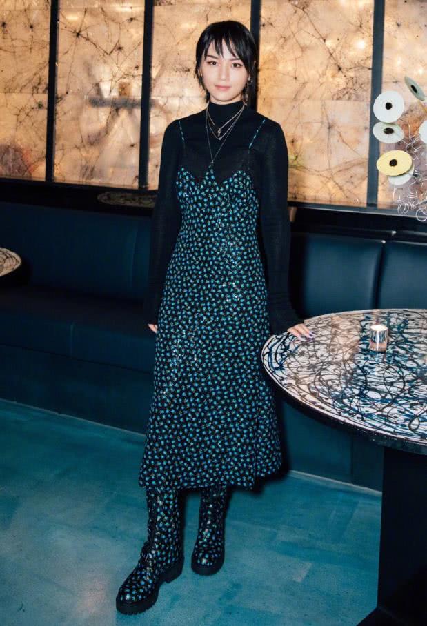 周笔畅都开始有女人味了，裙子的叉开到腰，秀出腿长1米8！