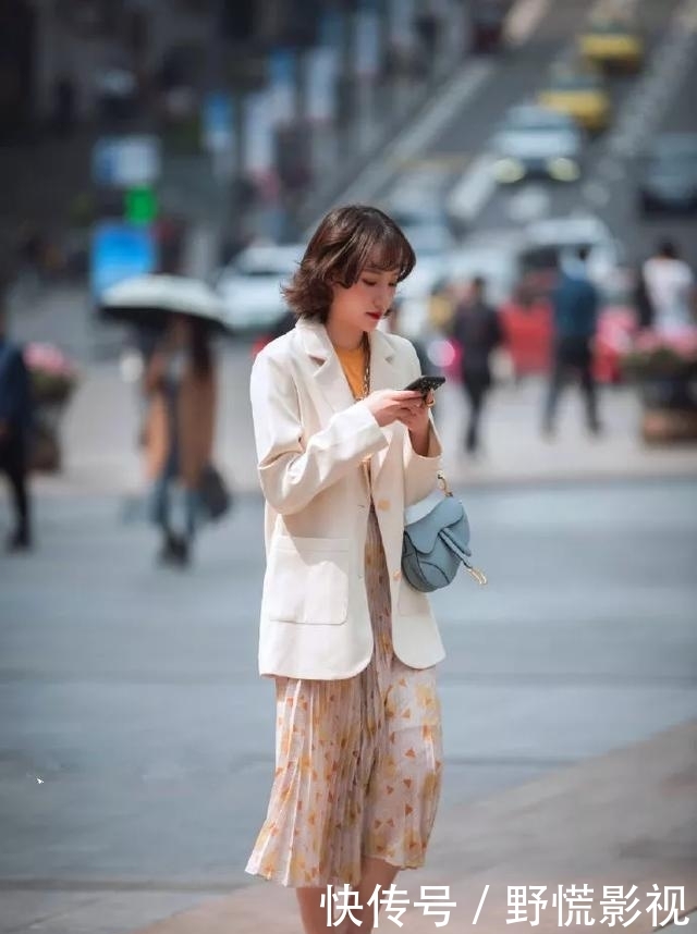  小姐姐■街拍：美女脚上搭配上一双气质的尖头高跟鞋，秀出优雅的长腿