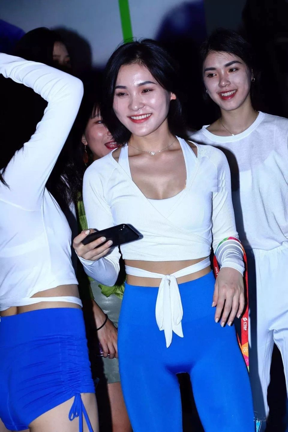 街拍丨穿健身服的小姐姐们一个比一个性感!