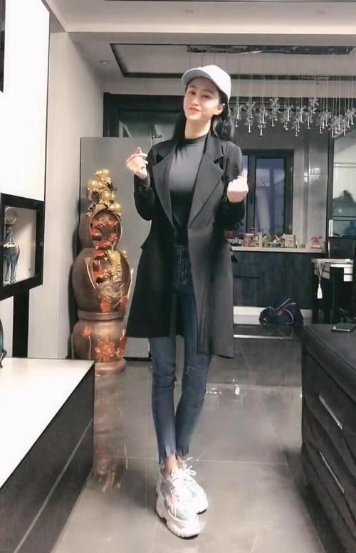  「美女」穿紧身牛仔裤的时尚美女，不动声色呈现美腿，网友：瘦而不柴!
