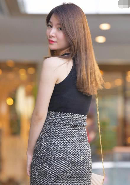 小姐姐紧身短裙出街很显女性娇媚的感觉,妥妥的成了一个大女孩子