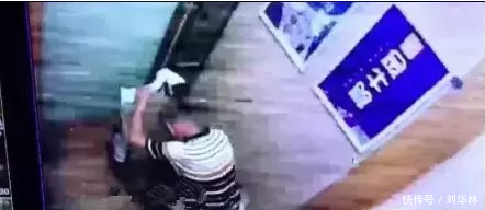 大连老人电梯里排泄引网友热议, 事件突反转! 真相是这样的