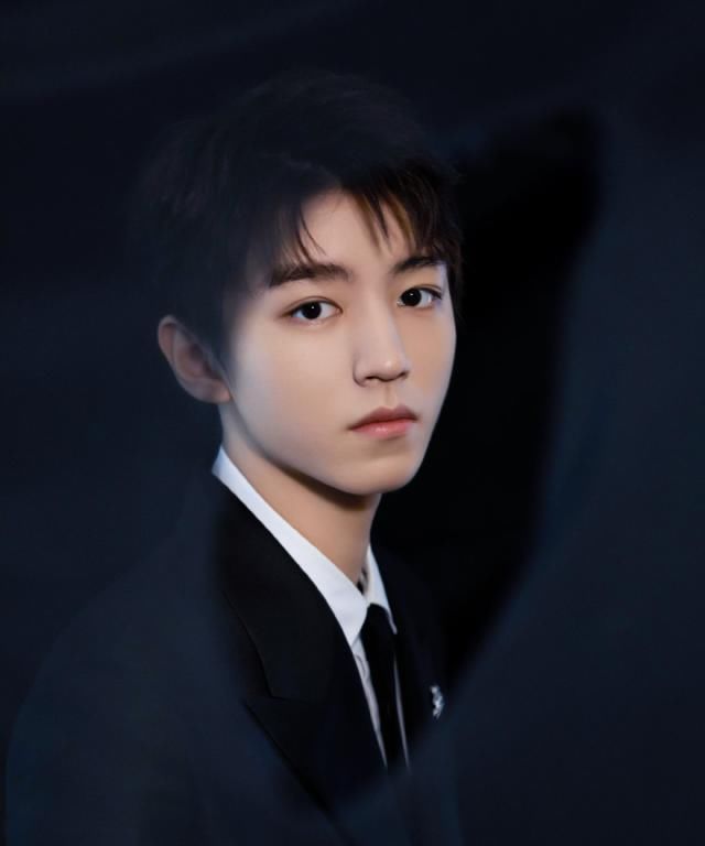  『韩星』王俊凯赴美看秀生图能打，奇特印花略显成熟，与韩星对比差距太大
