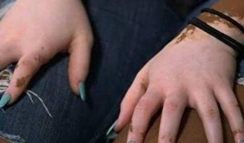 女子七年从不卸妆，男友夜间等她睡着给她卸妆，结果让男朋友不知