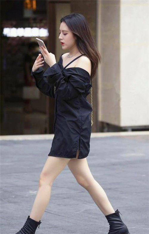  衬衣：街拍：黑色露肩衬衣美女，透出神秘的朦胧美感