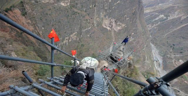 全村72户人家住在1600米悬崖上，不与外界沟通，人称“悬崖村”