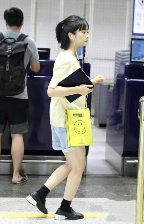 沈月机场终于穿短裤秀腿了，竟还搭配了一双高筒袜，更是毁全身