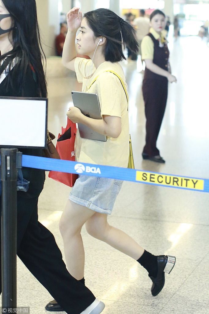 “新版杉菜”沈月清晨赶飞机拍脑门似迟到 造型低调秀美腿似邻
