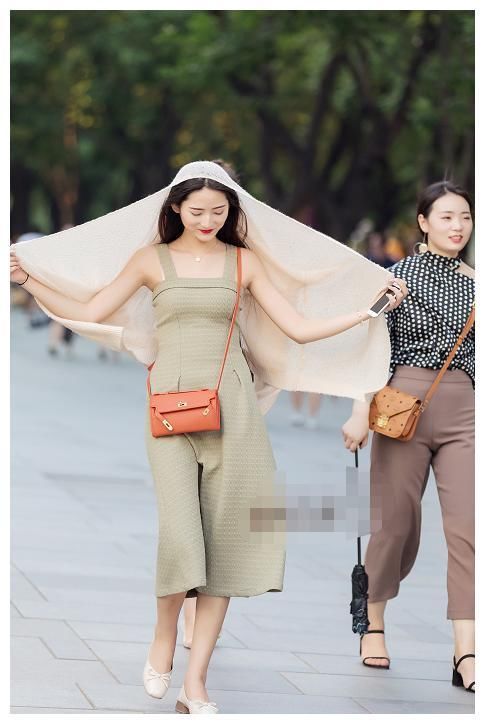 街拍:图六穿半透明长裙，朦胧中的长腿，美的恰到好处!