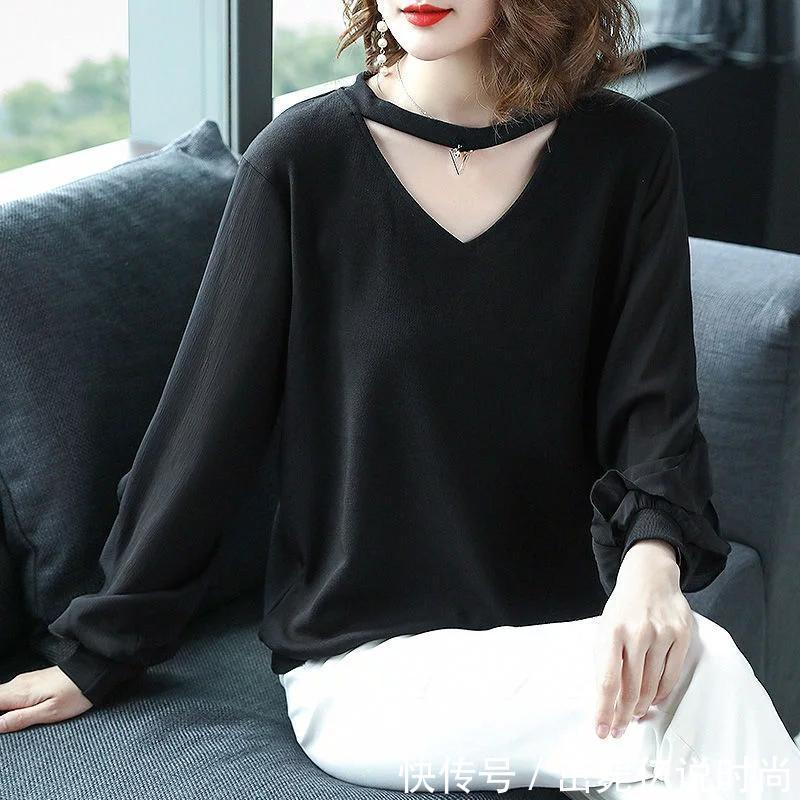 小姨是个时髦精，刚入秋就穿这样的精致小衫，出门走哪都夸衣品好