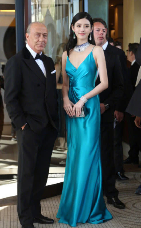 奚梦瑶真会玩，穿一袭高雅蓝裙真美，但耳朵却挂“滴眼液”？