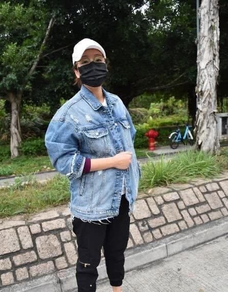  杨怡：杨怡怀孕后首现身，挺7月孕肚载母亲外出，下车接受采访很亲切