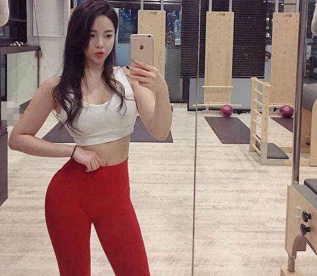 街拍：潇洒干练的打底裤小姐姐，秀出玲珑身姿，绽放迷人魅力！