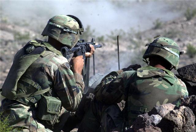 看看，立功的解放军奖了10万新车，服役10年的军人奖了一套房