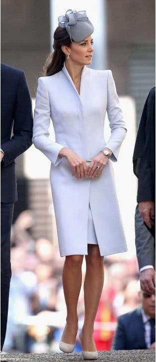 梅根身穿名牌连衣裙陪哈里出席活动，这一细节却暴露了她的缺点！