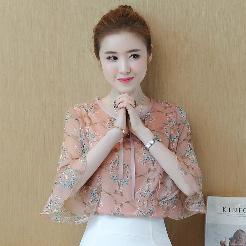 大衣+打底裤早过时了，现在流行这么穿，是不是眼前一亮?