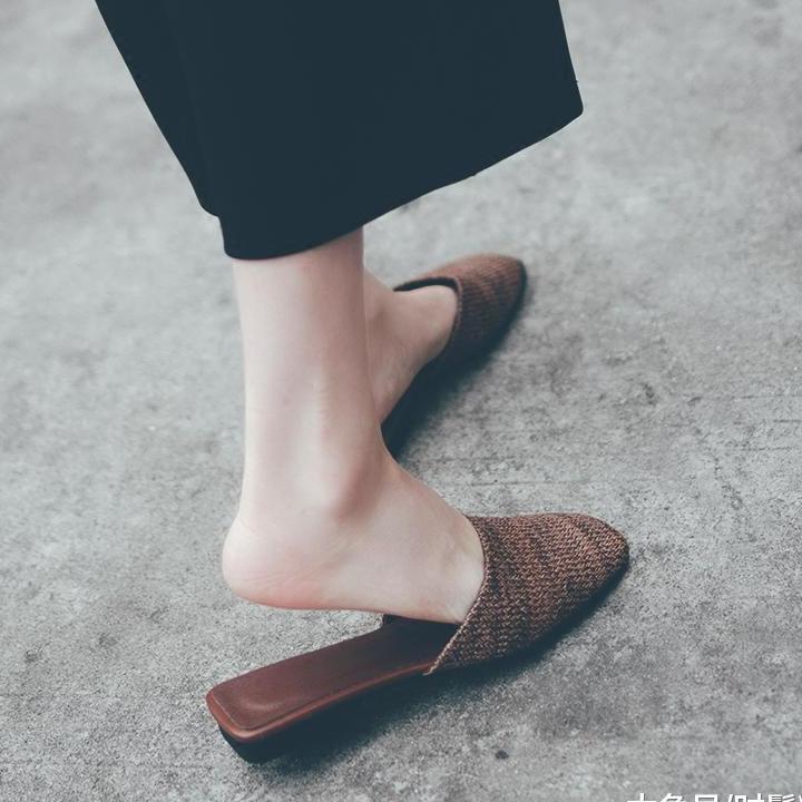穿上时髦的凉拖鞋, 让玉足也撒个欢吧!