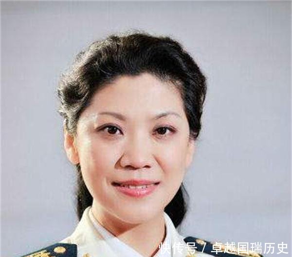 她被称为国防大学最美教授，53岁仍旧不见岁月痕迹，已是大校军衔