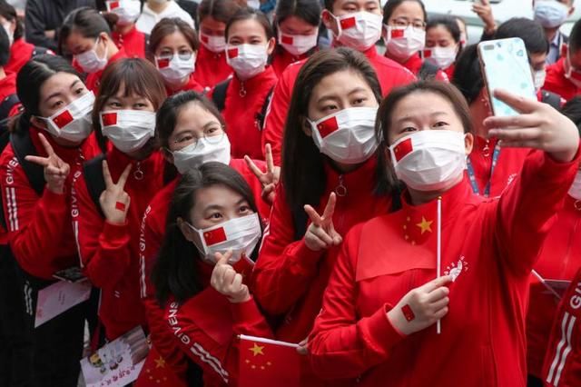  「泪目」上海第三批援鄂医疗队启程返沪，战友送别，场面泪目……
