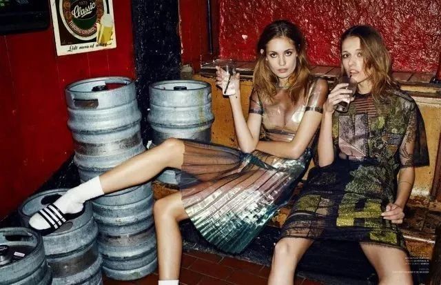 舒适、时尚、显腿长!这个夏天，时髦界都在pick澡堂拖!