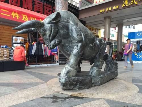 三亚最著名的商业街，是国内最短的步行街之一，外地游客最常去！