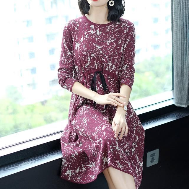 70后尽量别打底裤配大衣，今秋流行大衣内搭裙，连背影都美爆了