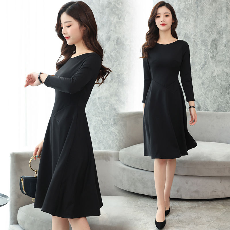 32岁的同事胆子太大了，穿这样的包臀裙上班，同事见了挪不开眼