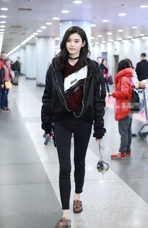 放不下手机的包不算什么，奚梦瑶这吊带换个人穿还以为是肚兜呢！