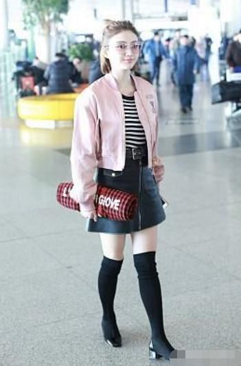 景甜不安分了，这么紧的裙子还硬塞进去，网友：两座小山峰很突出