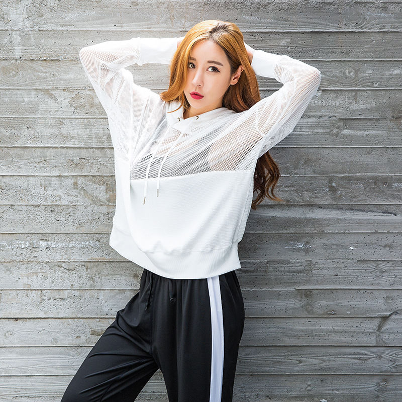 健身房女人美飞了，紧身裤+紧身衣，凸显S身材，可见多迷人