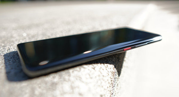 华为Mate 20 Pro上手体验,后置“浴霸三射”带来别样惊喜。