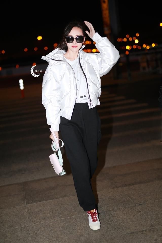 唐嫣这是胖了吗？黑T恤配卡其色长裤，眼看体重都要超过120斤了！