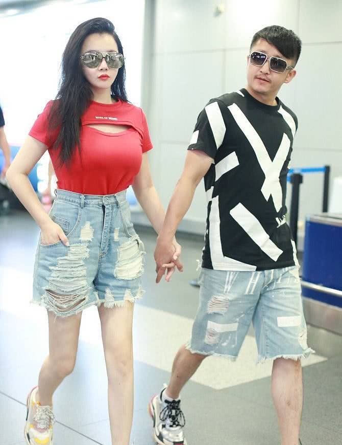 冉莹颖胆真大！将T恤正面撕开了穿，网友：难怪拳王要寸步不离