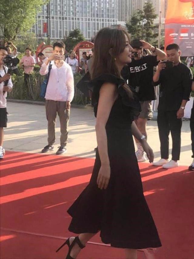 瘦了的赵薇,美到极致!看她这双“细针”鞋,就知道她多努力了!