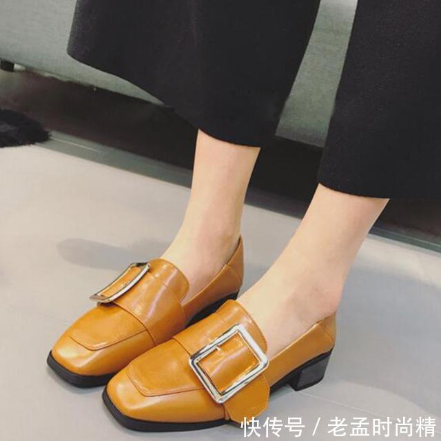  穿着：方头粗跟鞋，穿着舒服走路更加稳固不崴脚