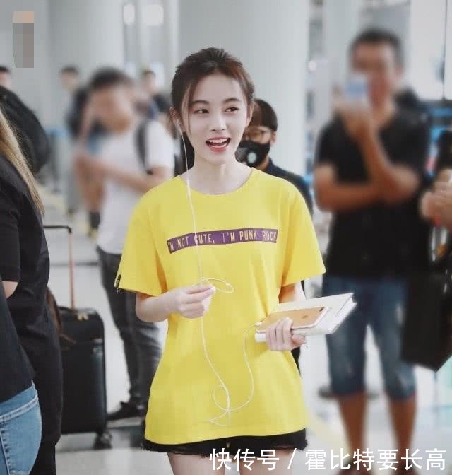 鞠婧祎穿黄色T恤配运动长袜，嫩成高中生，见识了真正的盛世美颜