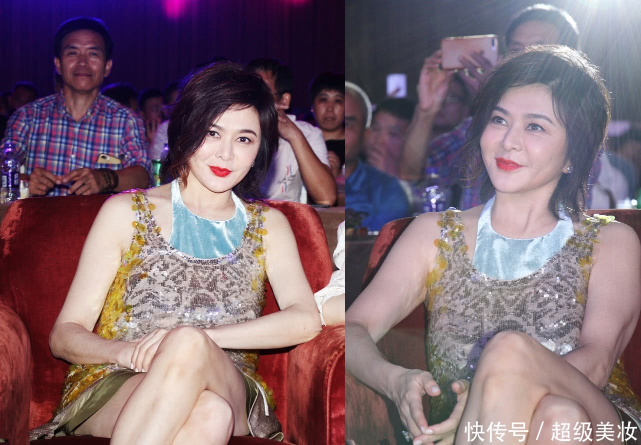 54岁关之琳宝刀未老，大红唇无敌了，网友：女神坐姿了解一下！