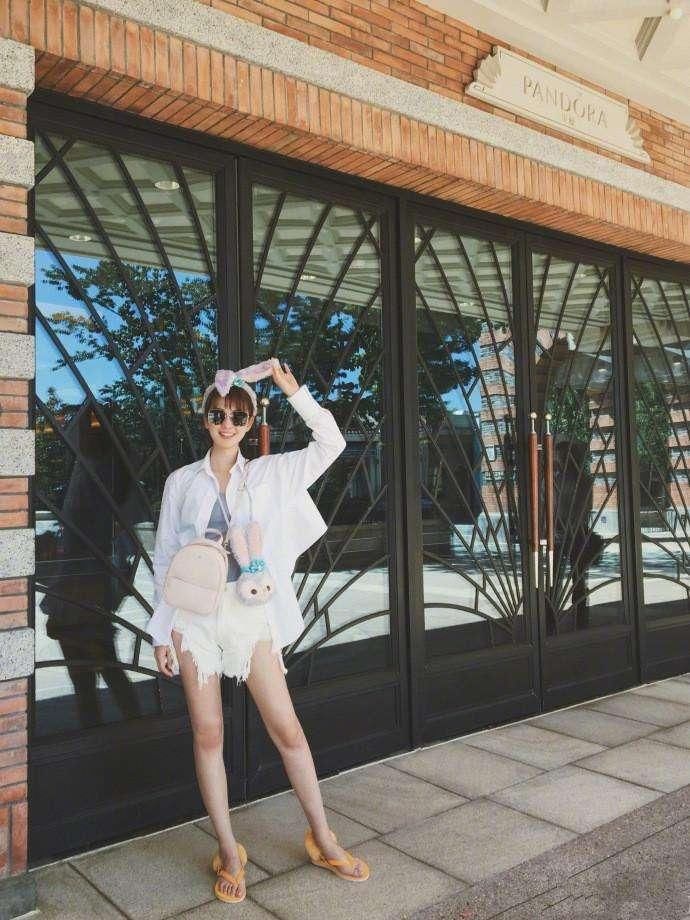 乔欣不过把T恤往裤子里塞，腰细了还不算，172的腿仿佛要戳破屏幕