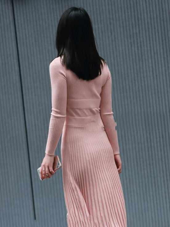 街拍气质小姐姐遇上别出心栽的设计, 长紧身裙凸显身材！