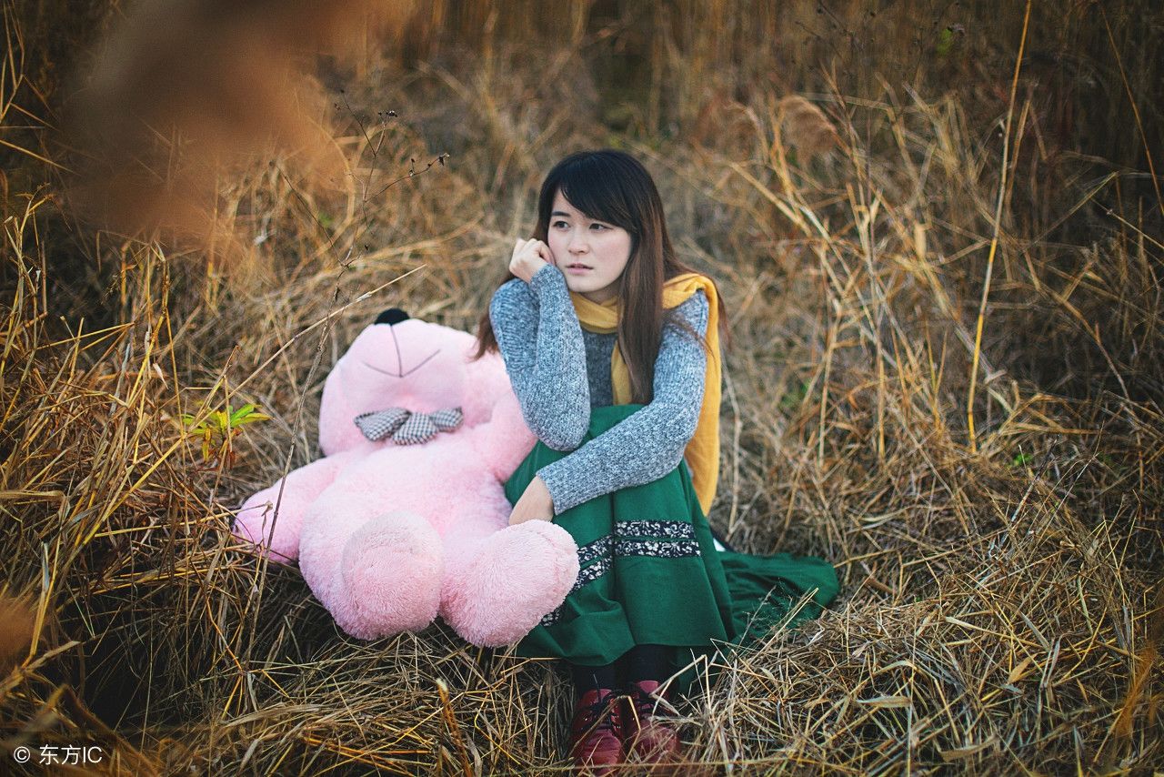 美女或躺或坐在草丛深处，闭着眼听风在噼啪作响，这场景你憧憬吗