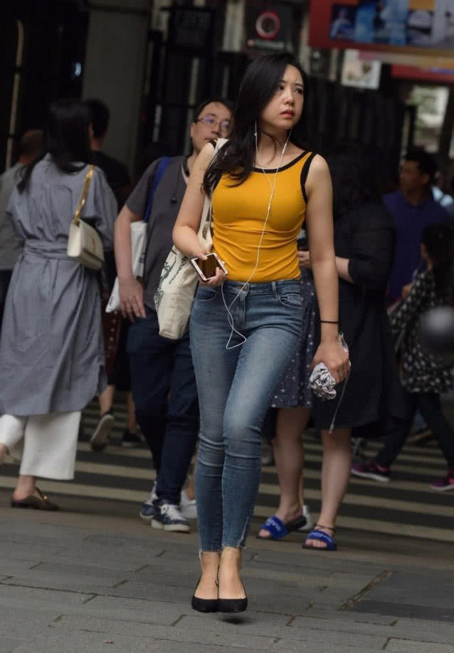 肉感小姐姐紧身衣裹出完美的曲线，女人味十足