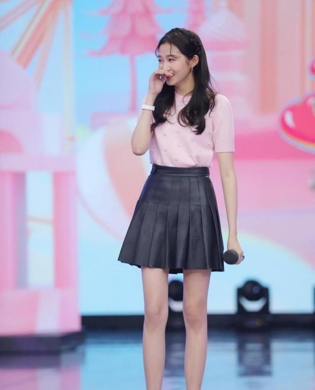  『小姐姐』路人街拍，美女蕾丝裙搭配帅气的休闲西装，特别的潮流