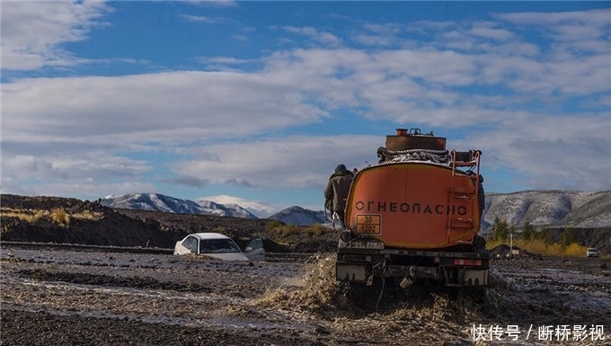  【白骨】世界上最难修的公路，1.7万人被埋在路基下当路基，5万