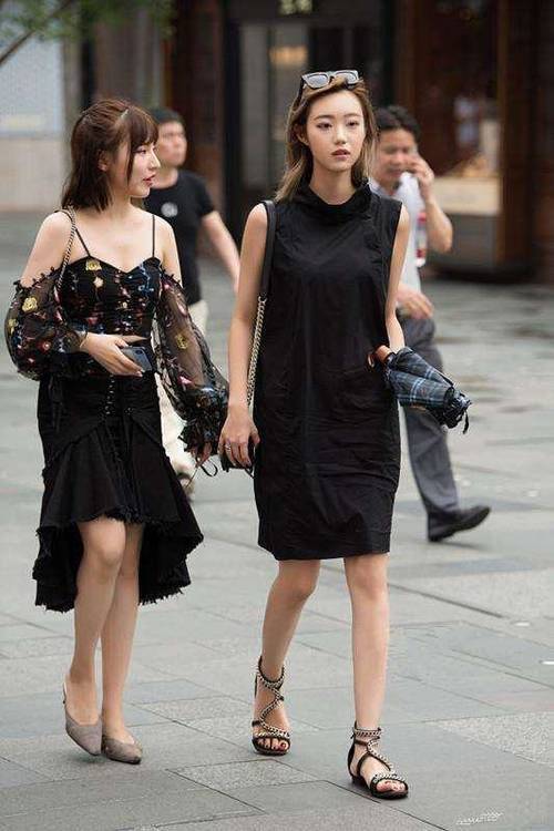 街拍: 简约的紧身T, 打造出身材完美的女人!